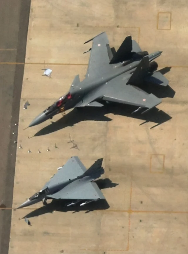 size-comparison-between-hal-tejas-mk-1-and-su-30-mki-indian-v0-nw7m8rq1esx61.webp