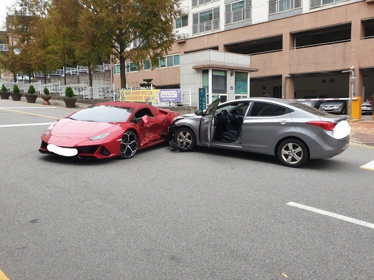 람보르기니와 아반떼의 사고2.jpg