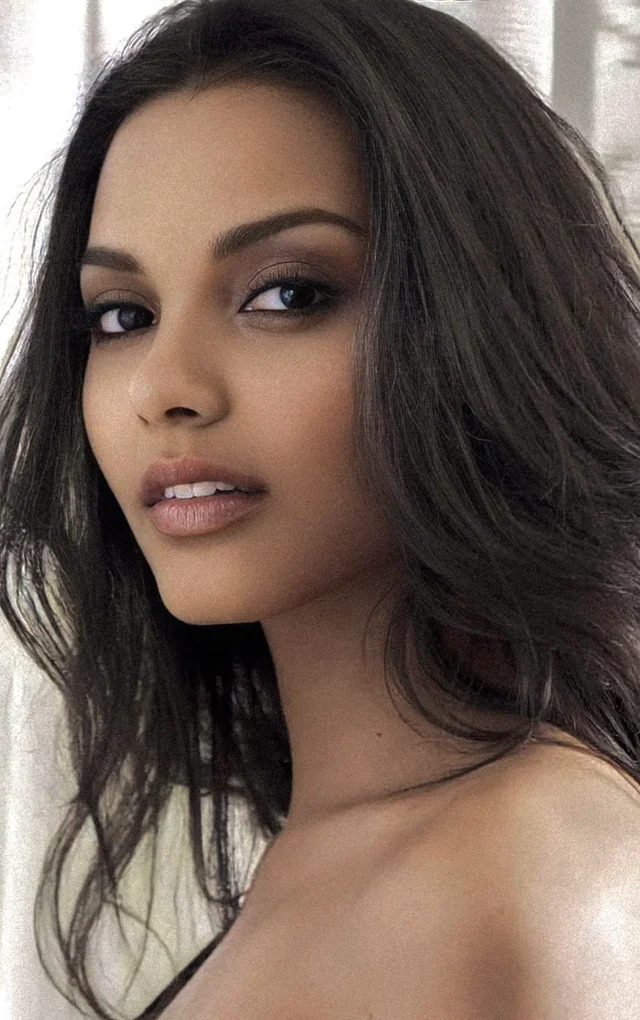 jessica-lucas-v0-7ucg1ggtuvqe1.webp