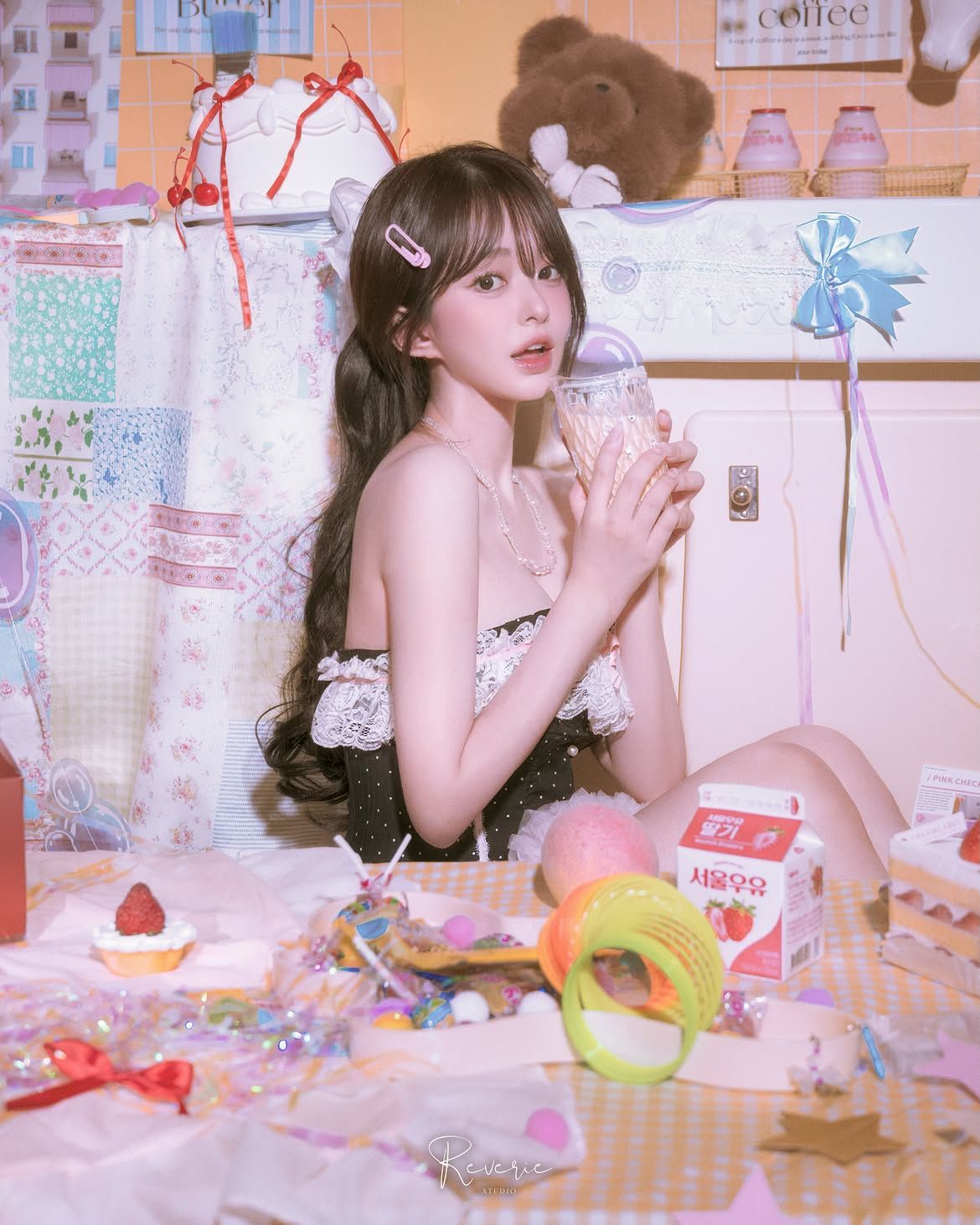 @reverie__studio 뉴 컨셉 찍으러 와 🩷.jpg
