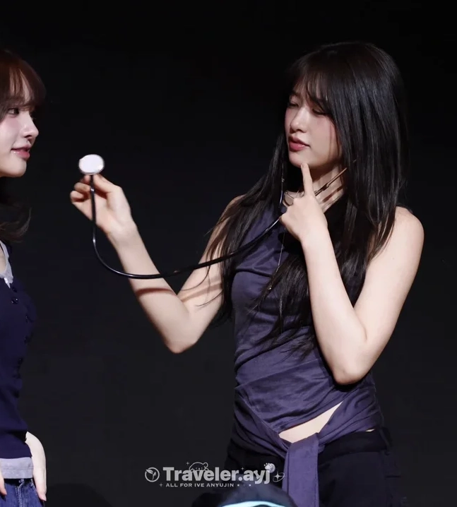 260502 안유진 (1).webp