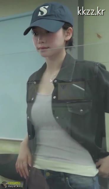 운전면허 시험 보는 회색티 에스파 카리나