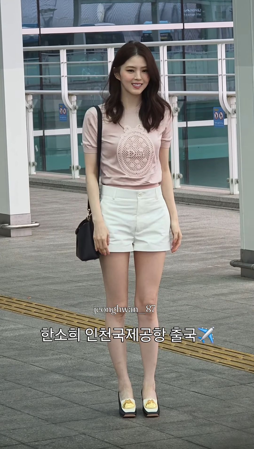 짧은 반바지 입고 출국하는 한소희.jpg